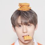 [프듀X] <b>에이스</b> 과자 머리위에 쌓으면서 혼자 조심조심했을 생각에