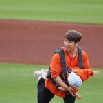현재 논란중인 아기 <b>안고</b> 시구하는 최민환