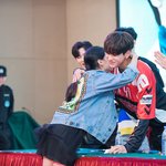 [NCT] 욱희가 팬싸에서 팬 안아줌 ㅠㅠㅠ