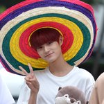 [이대휘] 팬들과약속지키는 이대휘 <b>뮤뱅</b>출근길