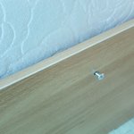 [개깊은빡침] 침대 프레임배송받고 벽에 <b>체리</b>씨같은걸 발라주고가셨어요ㅡㅡ