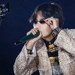 웃기려고 <b>눈알</b>가리개를 썼지만