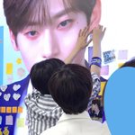 [프듀X] 강민희가 <b>구정모</b> 귀에 귀걸이 걸어준겈ㅋㄱㄱ
