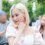 <b>압도</b>적인 매력 뿜는 아이돌