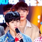 [<b>프듀X</b>] 항상 김우석 뒤에 있던 연습생