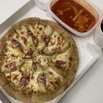 <b>피자</b>랑 떡볶이 같이 먹으니 맛나네요