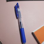 야__.. <b>볼펜</b> 쓰던거 사왔는데