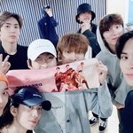 단체사진 찍을때마다 숨은그림찾기 하게되는 멤버