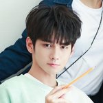옹성우 <b>실물</b>보면 얼굴크기 이런느낌일까?