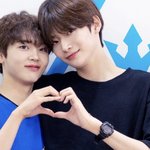 [댓글부탁해] 헐 구정모 <b>손목</b>에 파스 ㅠㅠ