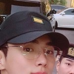 얘는 왜 군대가<b>서도</b> 아이돌하고있냐