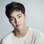 좀 충격적인(?) 동갑내기 배우