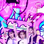 전소미 코디는 아직도 무슨 걸그룹 <b>처럼</b> 입히네