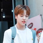 하복 셔츠 혼자 풀고 온 연생 (<b>뒷북</b>)