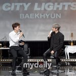 [EXO] <b>옷</b>이랑 마이크색 둘<b>이</b> 반대인거 뭔데 귀엽냐
