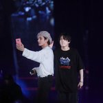 [방탄소년단] 정국이 이젠 핸드폰에 <b>뽀뽀</b>도 해주냐