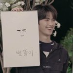 어제 브이앱에서 자화상 그린 연습생