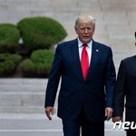 '자화자찬' 트럼프 "잘 안 웃는 김정은, <b>날</b> 보고 웃었다"