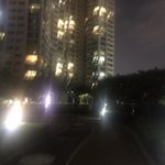 아파트 돌면서 밤<b>산책</b>하는데