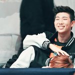 [방탄소년단] 부끄러우니까 다들 <b>잠시</b>만 <b>저</b> 쳐다보지마세요