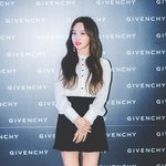 <b>나연</b>vs유나