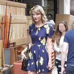 머리띠에 꽂혔던 테일러 스위프트