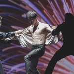 [EXO] ㅋㅋㅋㅋ 누가 준면이 <b>근육질</b>인데 너무 하얗다고