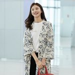 차예련 공항패션 <b>셀럽</b> 가방이라 이니셜도 있네요..