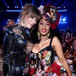 카디<b>비랑</b> 테일러랑 같이 있는거 본 사람