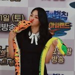 [댓글부탁해] <b>뱀뱀</b>과 키스중인 미나.JPG