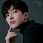 다비드상 <b>저리</b>가라인 男아이돌