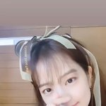 블랙핑크 지수는 지금 머리띠로 머리에 <b>리본</b>을 묶는 것에 집착하고 있다.