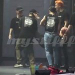 [EXO] 애들 백현이 들고 <b>사진</b>찍음ㅋㅋㅋㅋㅋ