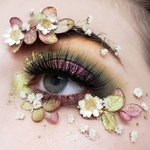 <b>얼굴</b>에 <b>수</b> 놓인 아름다운 '꽃'