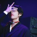 뷔 손 진짜 예쁘다ㄷ
