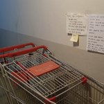 아파트 복도에 마트카트를 가져다두는 집.. 제가 <b>이해심</b>이 부족한가요?