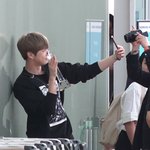 [강다니엘] 강다니엘 <b>공항</b>에서 뮤뱅 트로피받았나봐 ꉂꉂ(·•︠ ᗜ•︡)...