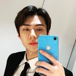 [EXO] 세훈이 폰이 조명에 따라 <b>색이</b> 많이 다른 듯!