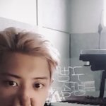 [EXO] 찬열이 머리색 완전 많이 빠졌다