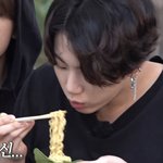 [방탄소년단] 이제 아미들 라면 깻잎<b>접시</b>에 먹는다