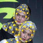 [EXO] 둘이 같이 우비 쓰니 <b>두배</b>로 깜찌긔