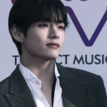 <b>흑발</b>머리 뷔 움짤 방탄소년단 뷔