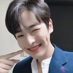 참 <b>따듯</b>한 표정을 짓는 아이돌