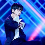 <b>시력</b> 잃게 만드는 눈부신 男돌