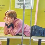 [EXO] 김준면 저런 얼굴로 엎드려서 <b>꽃받침</b>이라니