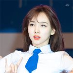 자꾸 기웃거리게 만드는 <b>여</b><b>돌</b>