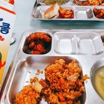 [드루와] 오늘 급식에 <b>쥬시</b>쿨 ㅈㄴ큰거 나옴