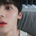 황민현은 왜 우리 잠을 못<b>자게</b> 하는거냐