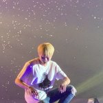 [강다니엘] 팬들한테 <b>인사</b>하다가 씨큐 발견하고 웃는 강다니엘