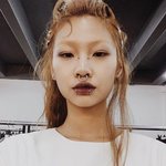 입술 <b>양쪽</b>에 피어싱한사람봤는데